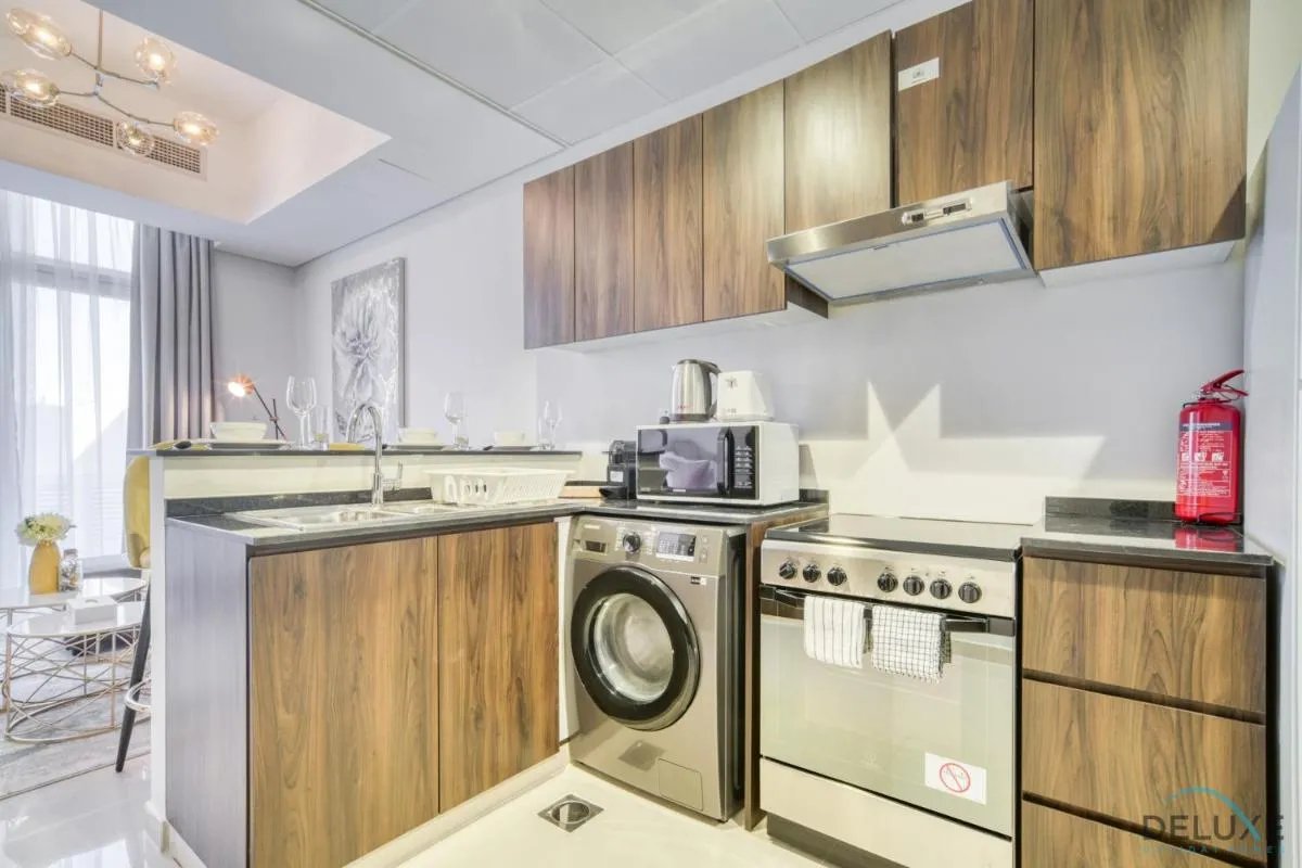 ⁨Exquisite 4BR Townhouse at DAMAC Hills 2, Dubailand by Deluxe Holiday Homes⁩ — صورة 11