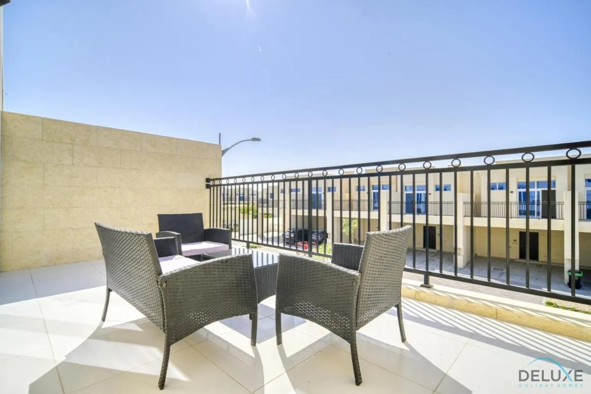 ⁨Exquisite 4BR Townhouse at DAMAC Hills 2, Dubailand by Deluxe Holiday Homes⁩ — صورة 45
