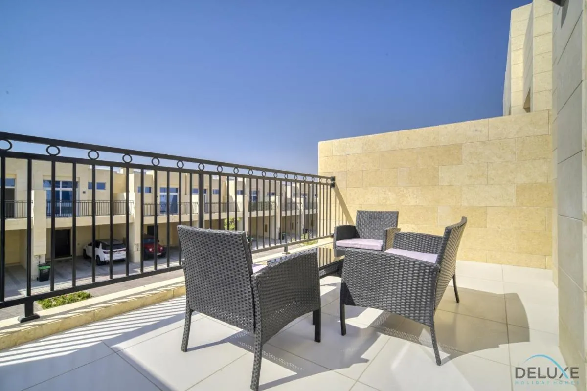 ⁨Exquisite 4BR Townhouse at DAMAC Hills 2, Dubailand by Deluxe Holiday Homes⁩ — صورة 42