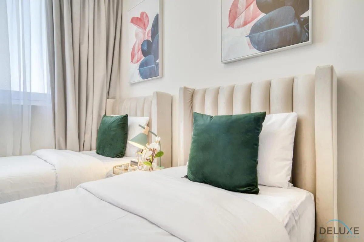 ⁨Exquisite 4BR Townhouse at DAMAC Hills 2, Dubailand by Deluxe Holiday Homes⁩ — صورة 48