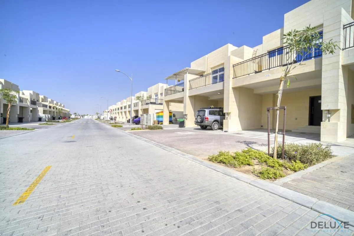 ⁨Exquisite 4BR Townhouse at DAMAC Hills 2, Dubailand by Deluxe Holiday Homes⁩ — صورة 10