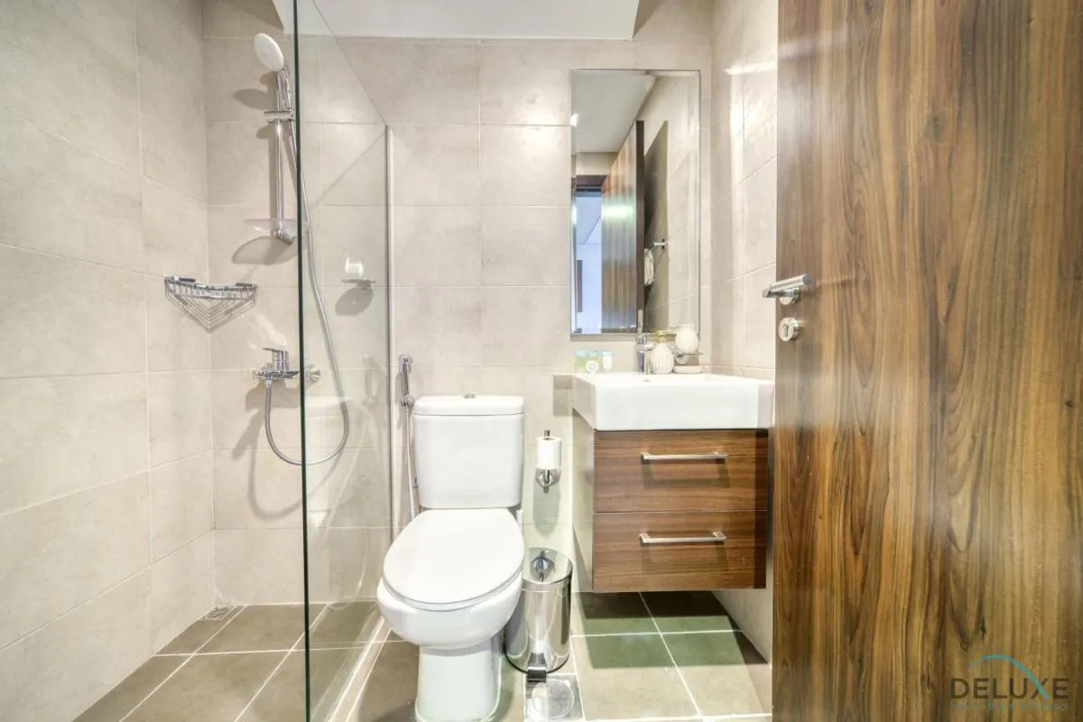 ⁨Exquisite 4BR Townhouse at DAMAC Hills 2, Dubailand by Deluxe Holiday Homes⁩ — صورة 26