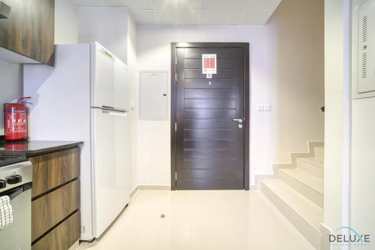 ⁨Exquisite 4BR Townhouse at DAMAC Hills 2, Dubailand by Deluxe Holiday Homes⁩ — صورة 25