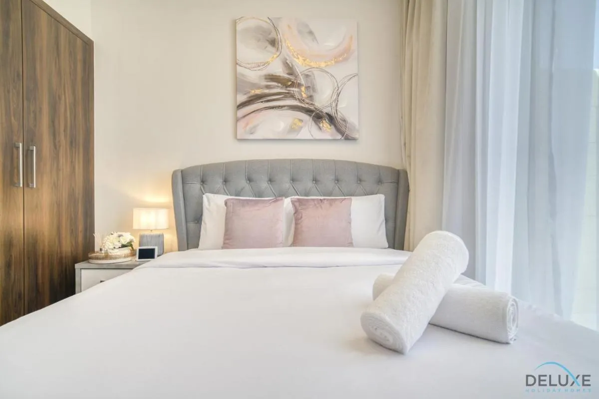 ⁨Exquisite 4BR Townhouse at DAMAC Hills 2, Dubailand by Deluxe Holiday Homes⁩ — صورة 31