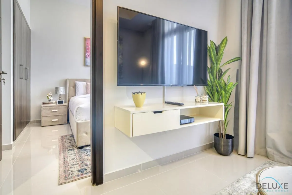 ⁨Exquisite 4BR Townhouse at DAMAC Hills 2, Dubailand by Deluxe Holiday Homes⁩ — صورة 18