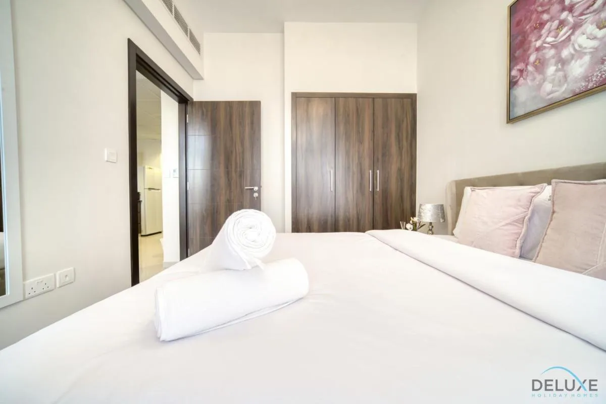 ⁨Exquisite 4BR Townhouse at DAMAC Hills 2, Dubailand by Deluxe Holiday Homes⁩ — صورة 23