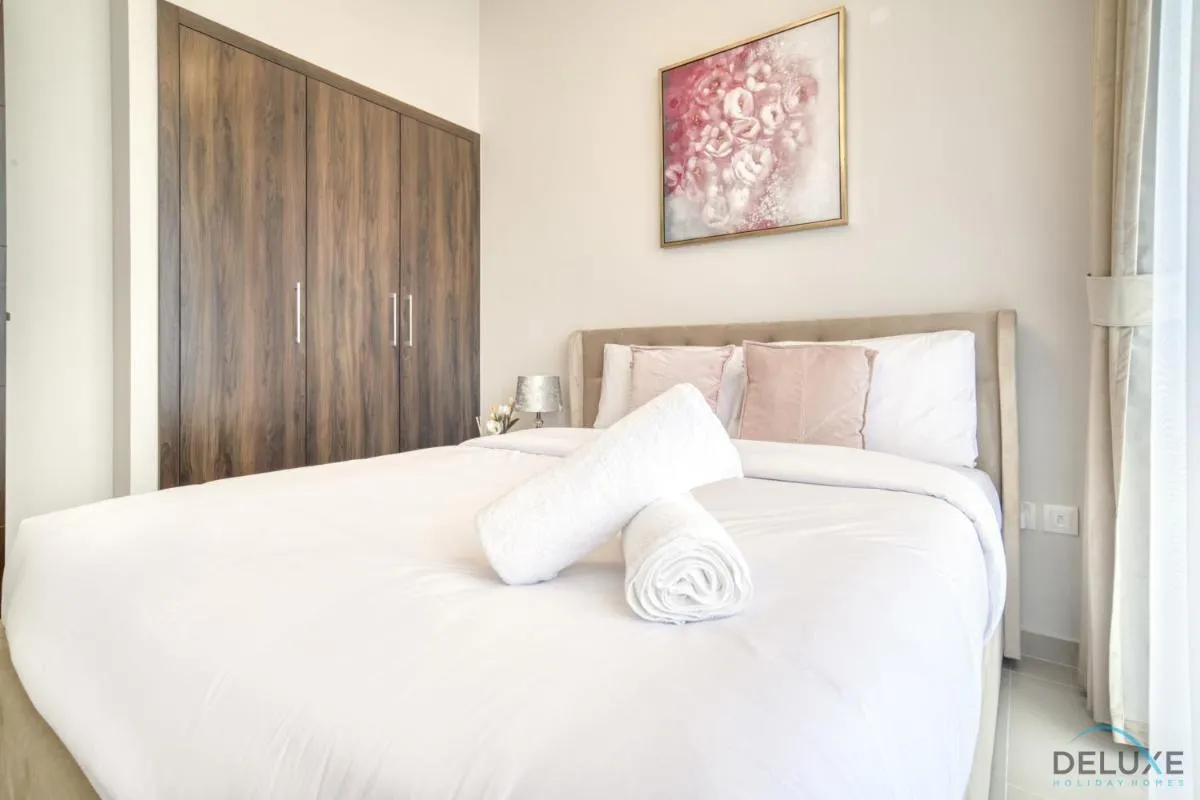 ⁨Exquisite 4BR Townhouse at DAMAC Hills 2, Dubailand by Deluxe Holiday Homes⁩ — صورة 22