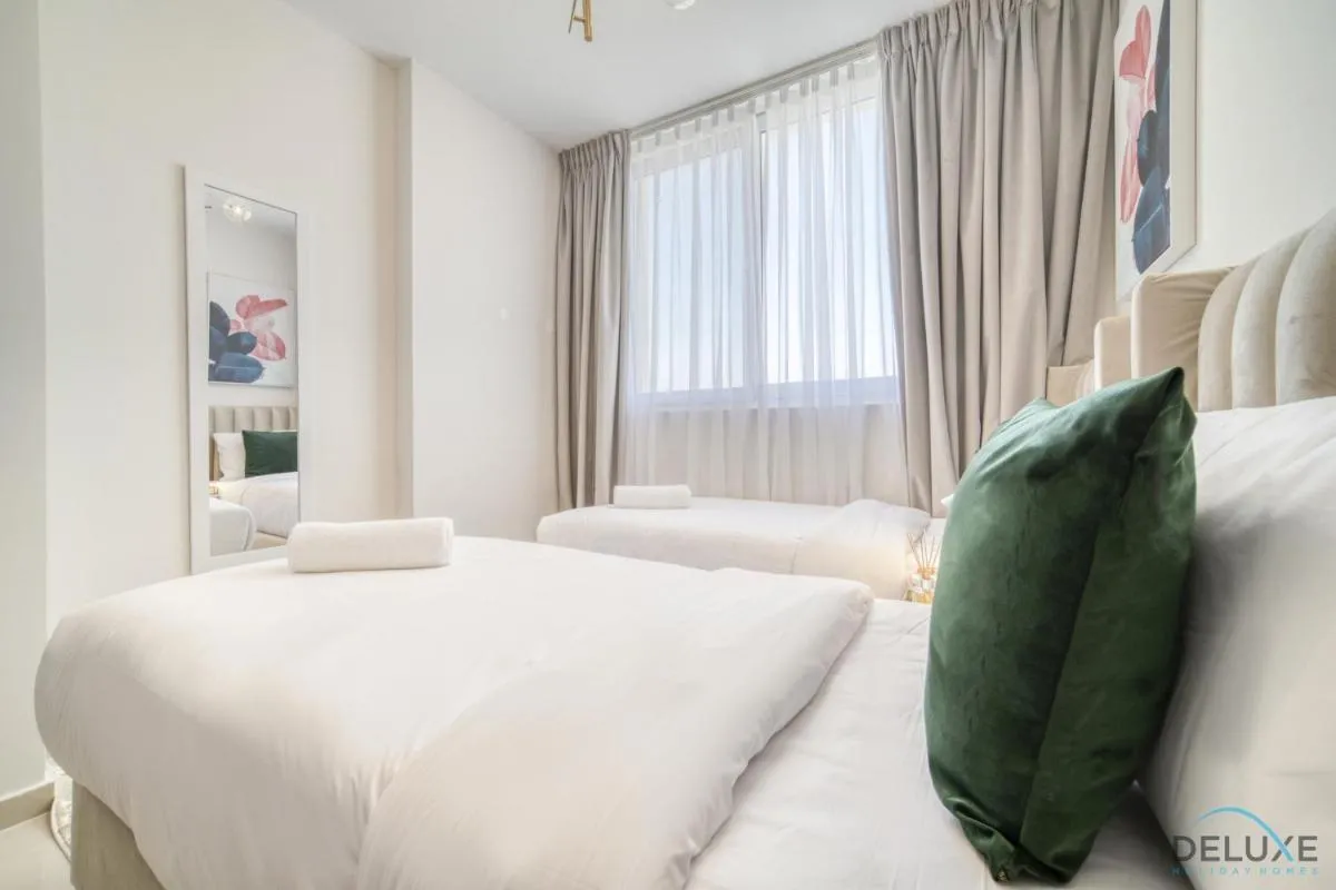 ⁨Exquisite 4BR Townhouse at DAMAC Hills 2, Dubailand by Deluxe Holiday Homes⁩ — صورة 50