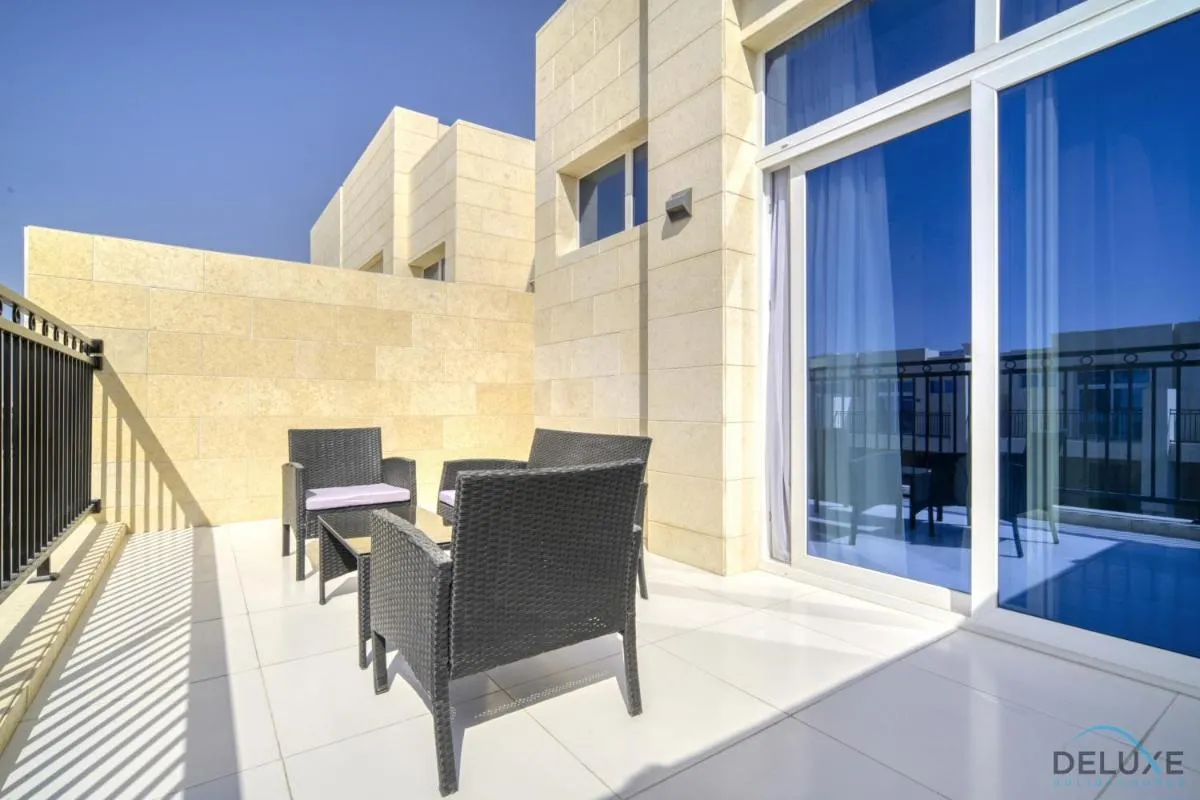 ⁨Exquisite 4BR Townhouse at DAMAC Hills 2, Dubailand by Deluxe Holiday Homes⁩ — صورة 43