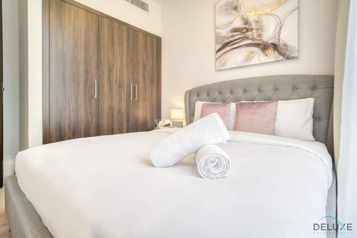 ⁨Exquisite 4BR Townhouse at DAMAC Hills 2, Dubailand by Deluxe Holiday Homes⁩ — صورة 32