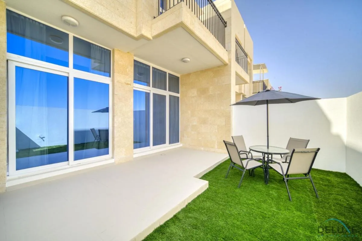 ⁨Exquisite 4BR Townhouse at DAMAC Hills 2, Dubailand by Deluxe Holiday Homes⁩ — صورة 3