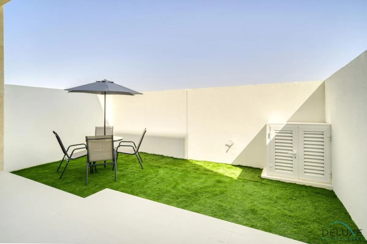 ⁨Exquisite 4BR Townhouse at DAMAC Hills 2, Dubailand by Deluxe Holiday Homes⁩ — صورة 16