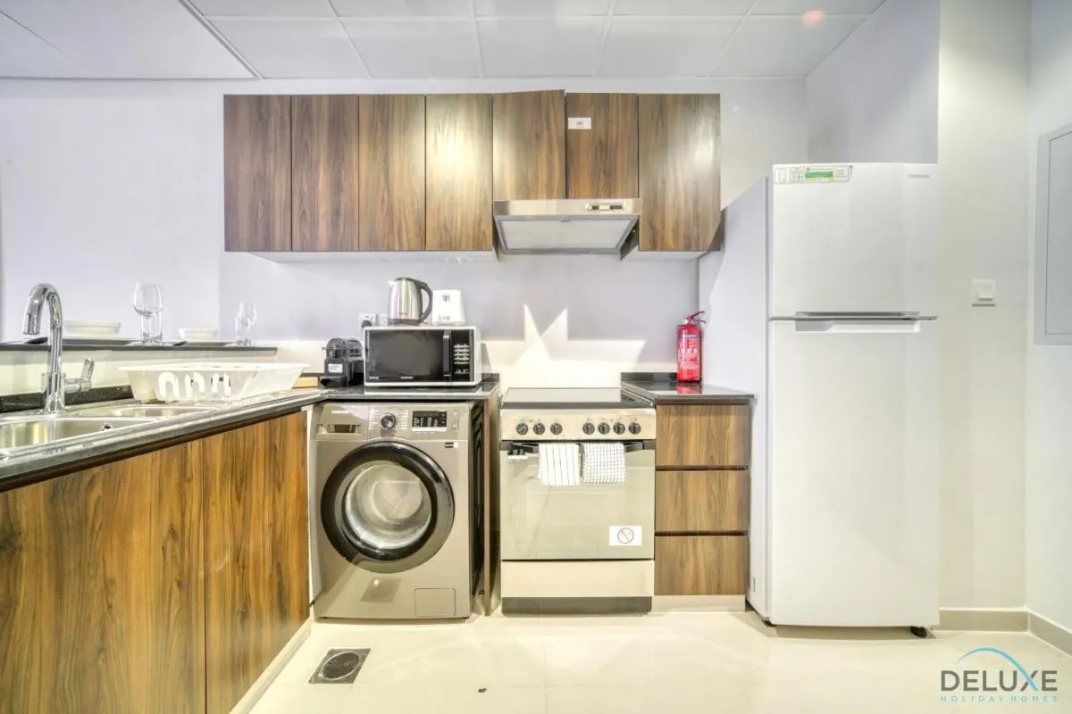 ⁨Exquisite 4BR Townhouse at DAMAC Hills 2, Dubailand by Deluxe Holiday Homes⁩ — صورة 2