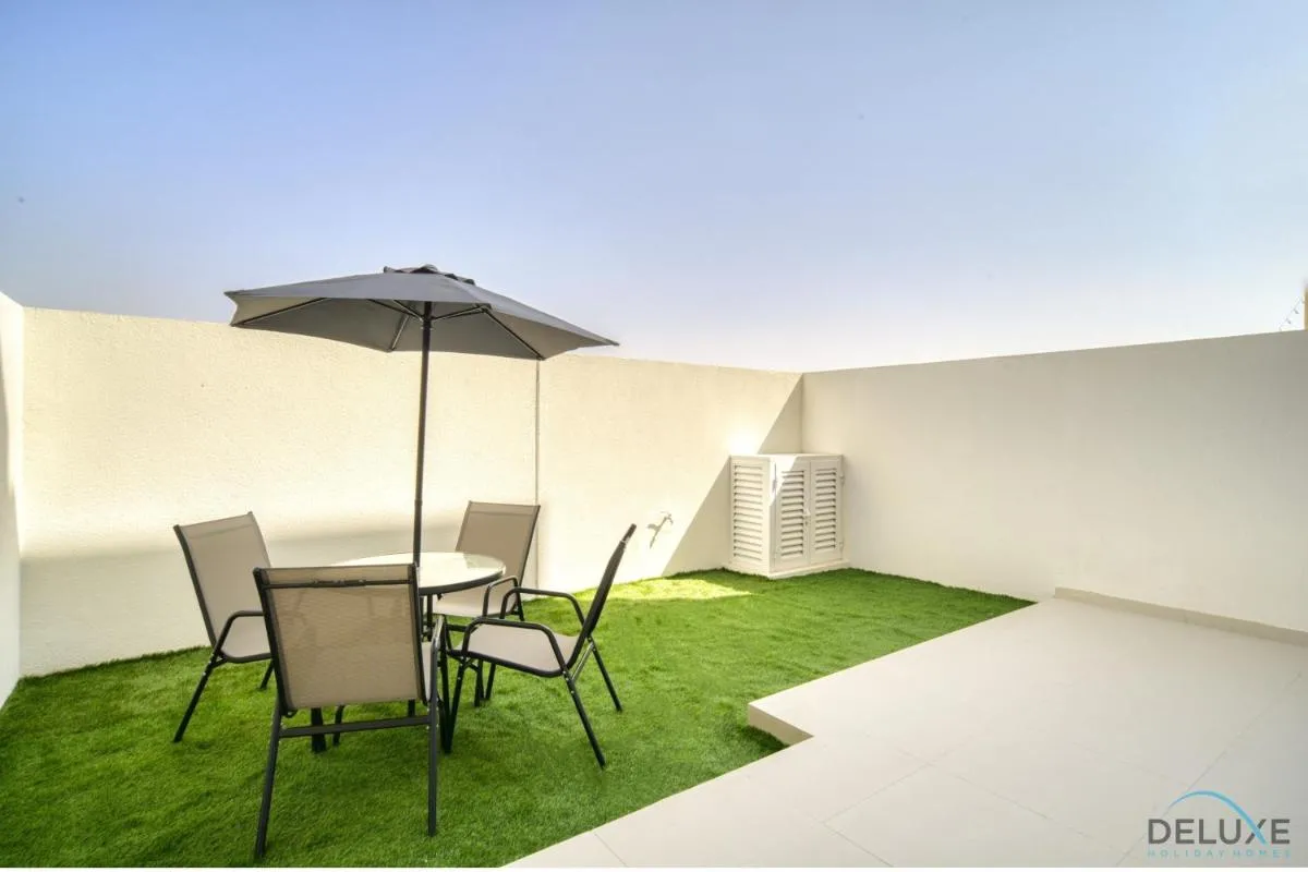 ⁨Exquisite 4BR Townhouse at DAMAC Hills 2, Dubailand by Deluxe Holiday Homes⁩ — صورة 15
