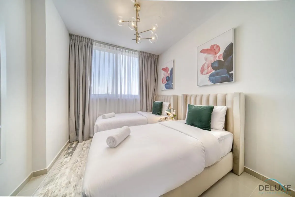 ⁨Exquisite 4BR Townhouse at DAMAC Hills 2, Dubailand by Deluxe Holiday Homes⁩ — صورة 7