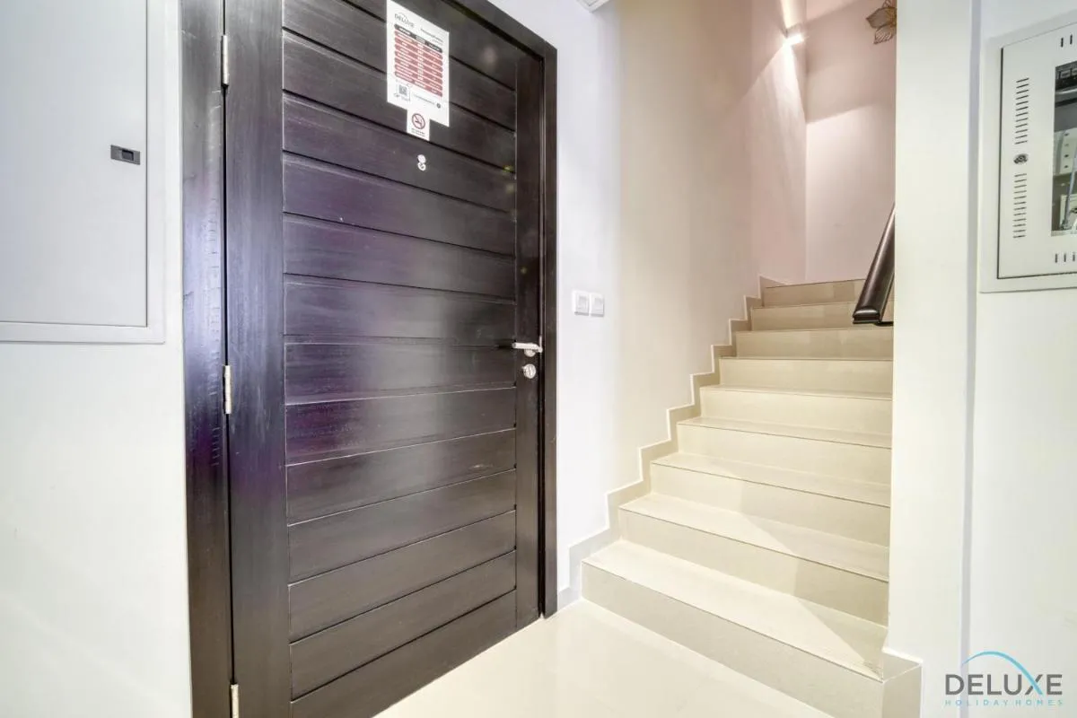 ⁨Exquisite 4BR Townhouse at DAMAC Hills 2, Dubailand by Deluxe Holiday Homes⁩ — صورة 28