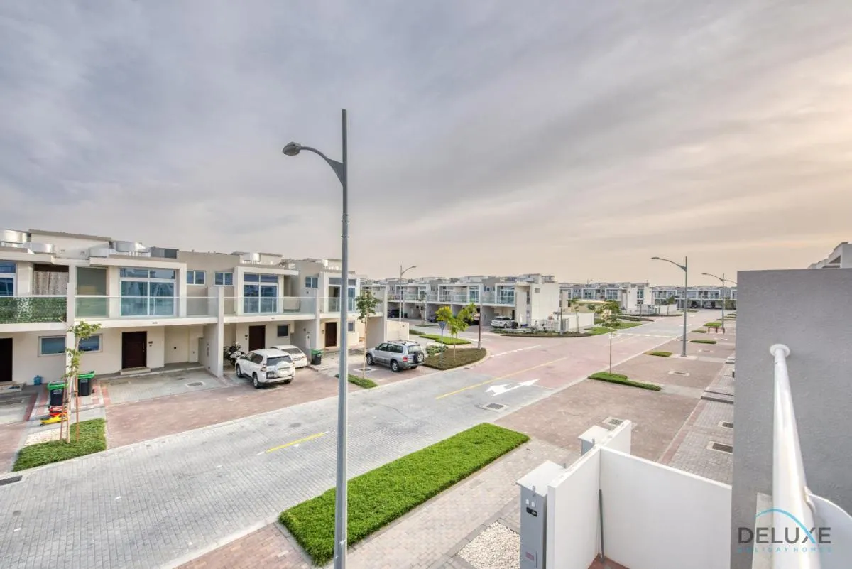 Tranquil 3BR Townhouse at Albizia Damac Hills 2 by Deluxe Holiday Homes — صورة 3