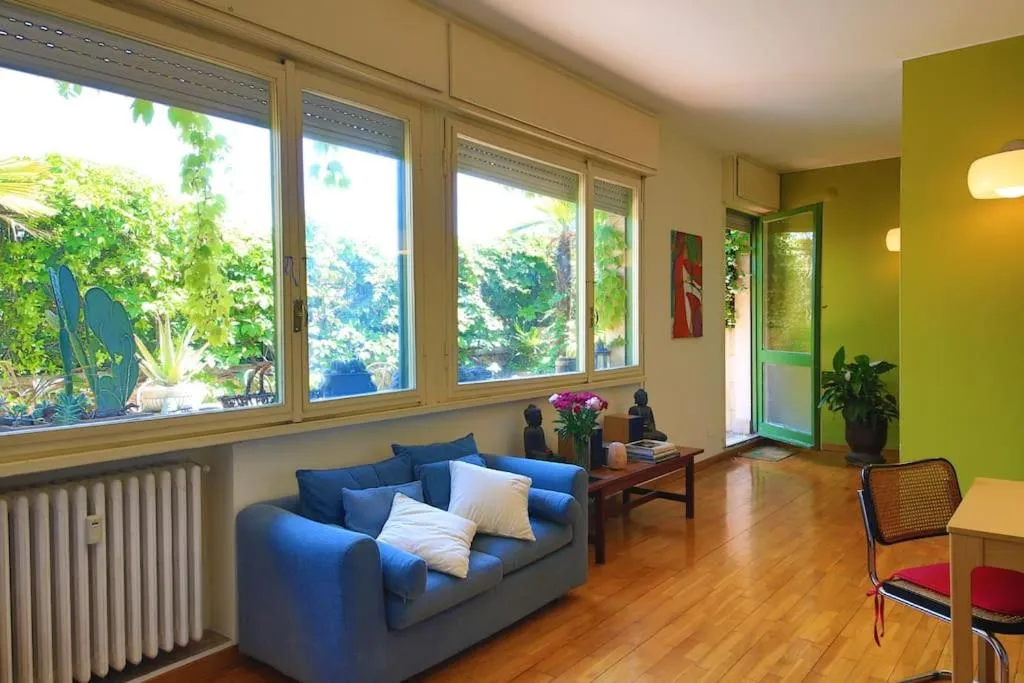 رومانتيكو اتتيكو كون ترراززو ين كنترو - ميلانو، إيطاليا