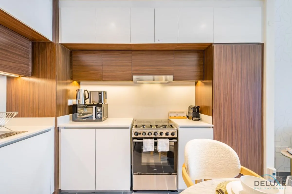 Charming 1BR Apartment in Creek Edge Tower 1, Dubai Creek Harbor by Deluxe Holiday Homes — صورة 4