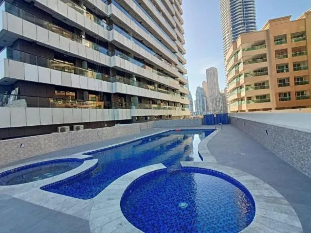 Modern 1BR Apartment in Dubai Marina with sea view — صورة 4