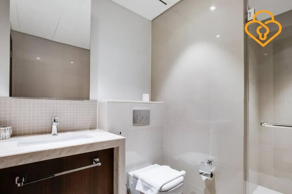 ⁨Keysplease 3 BR Burj View, Dubai Mall Access Boulevard Point Tower⁩ — صورة 9