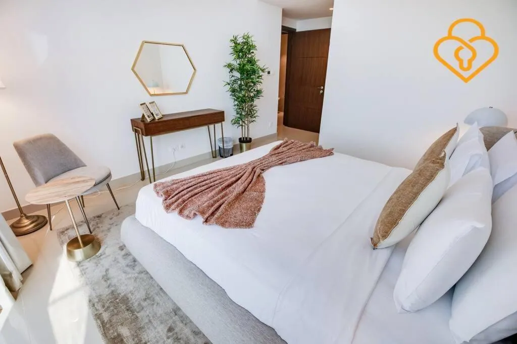 ⁨Keysplease 3 BR Burj View, Dubai Mall Access Boulevard Point Tower⁩ — صورة 17