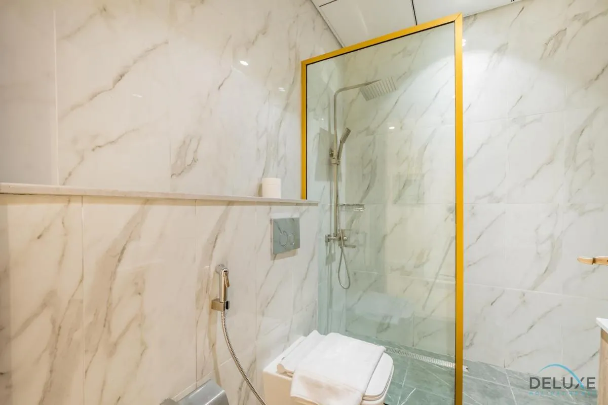 Stylish Studio Apartment in Blue Wave Tower, Dubailand by Deluxe Holiday Homes — صورة 4