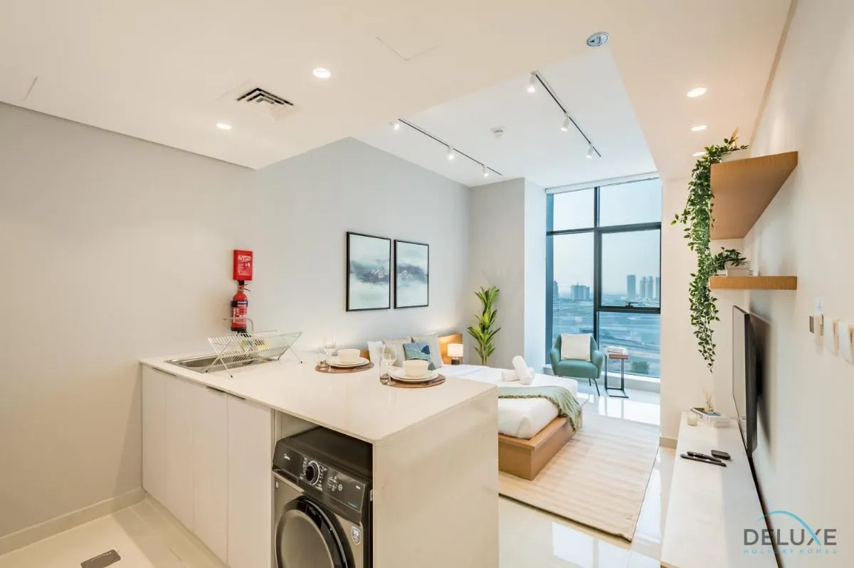 Stylish Studio Apartment in Blue Wave Tower, Dubailand by Deluxe Holiday Homes — صورة 3