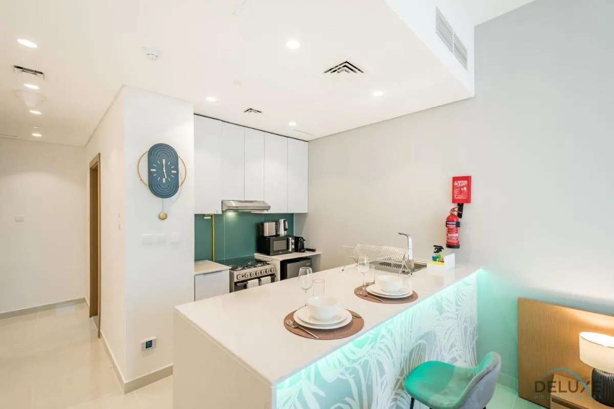 Stylish Studio Apartment in Blue Wave Tower, Dubailand by Deluxe Holiday Homes — صورة 2