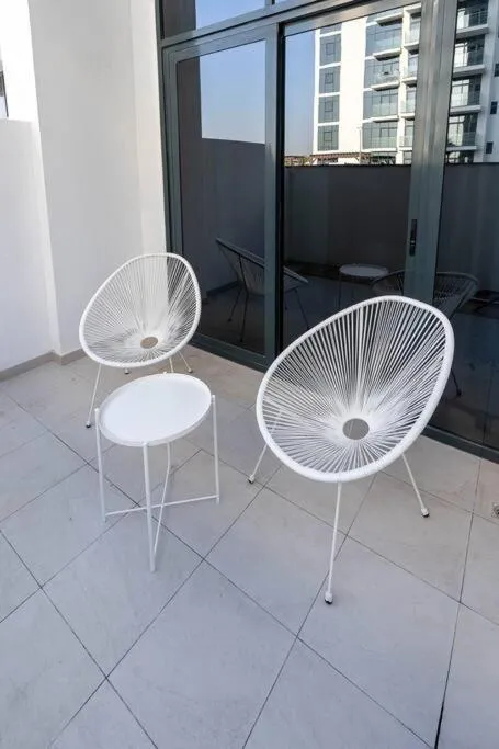 ⁨Nasma Luxury Stays - Dreamy Getaway Unwind in a Modern Dubai Studio⁩ — صورة 4
