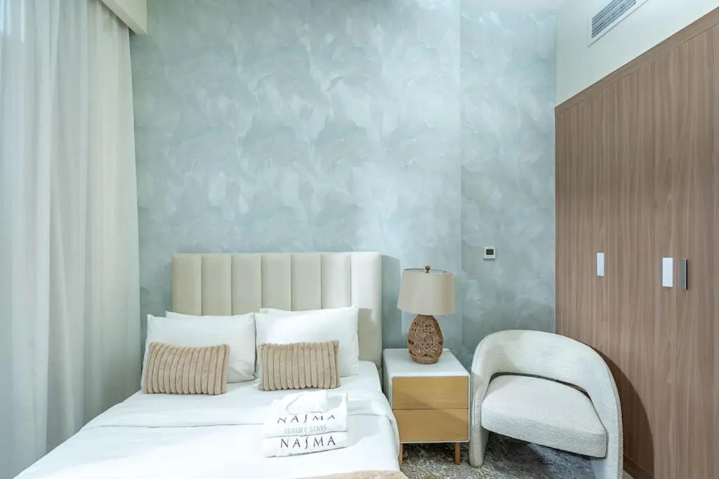 ⁨Nasma Luxury Stays - Dreamy Getaway Unwind in a Modern Dubai Studio⁩ — صورة 5