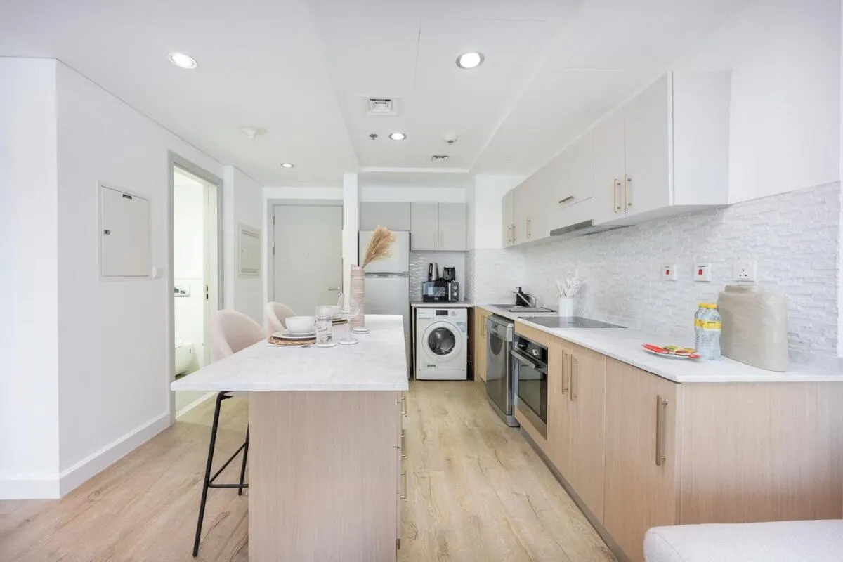 Free housekeeping visits during your stay - StayShort - Stylish 1BR Urban Living in Dubai Marina — صورة 4
