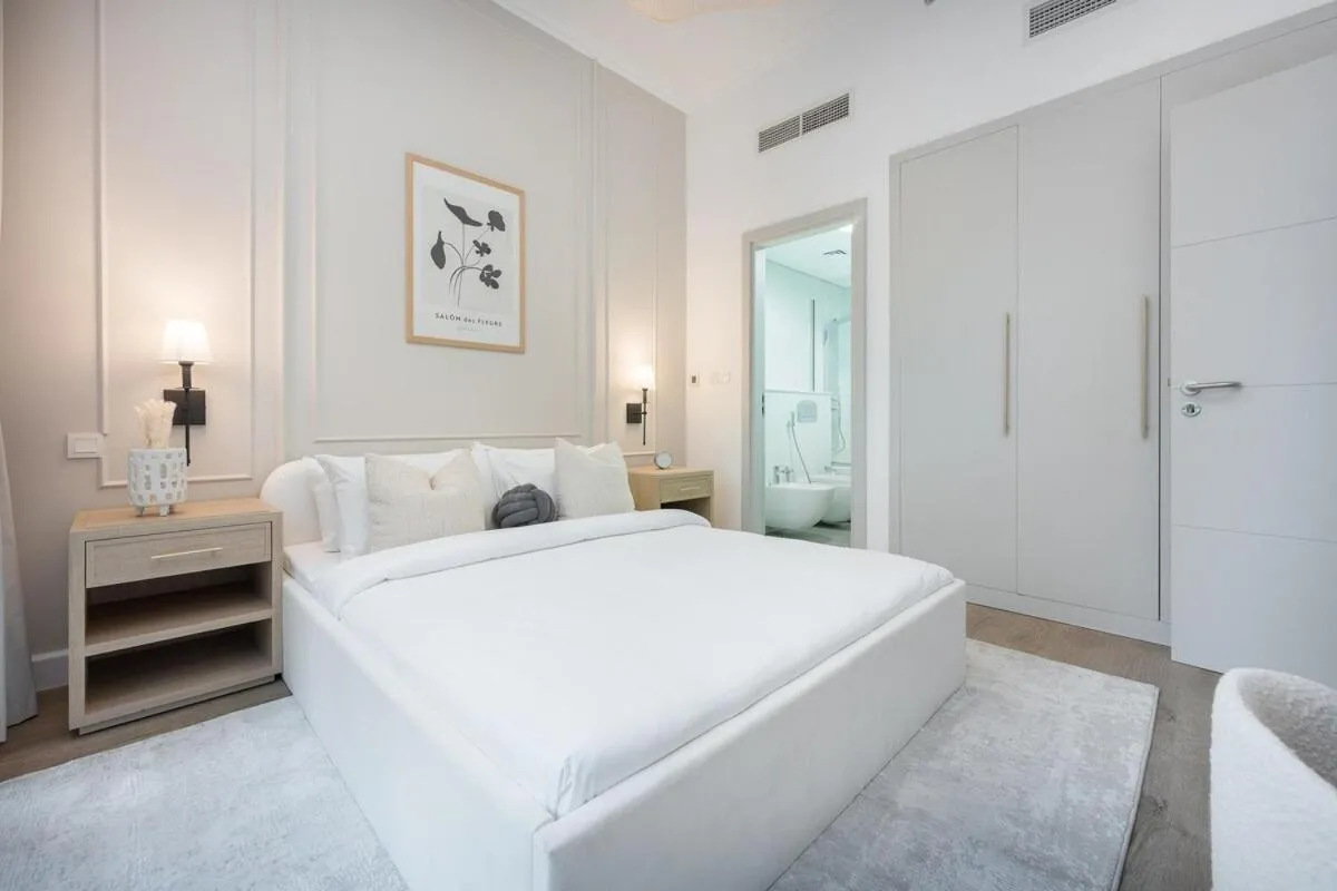 Free housekeeping visits during your stay - StayShort - Stylish 1BR Urban Living in Dubai Marina — صورة 3