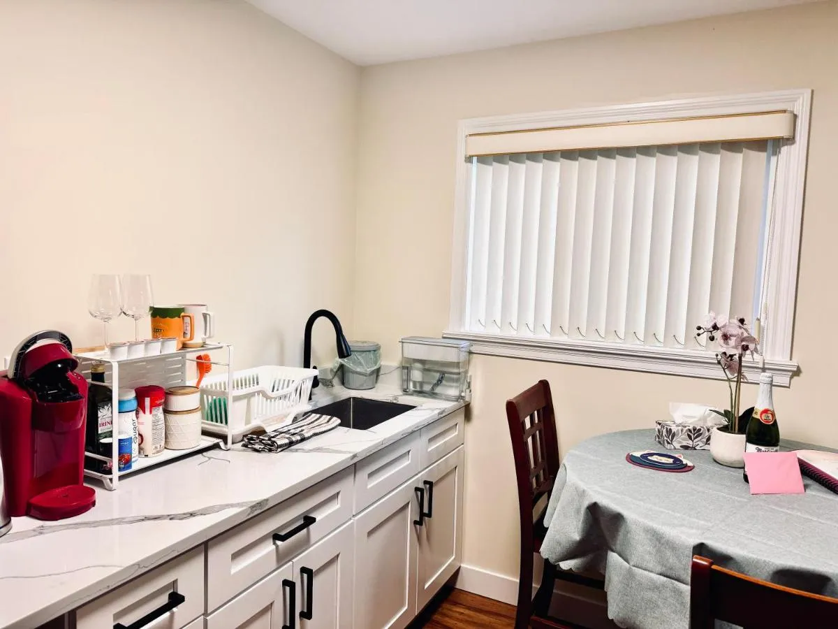 كوزي 2 بدز سبيشس رومز كلوز تو ترانسيت - فانكوفر، كندا