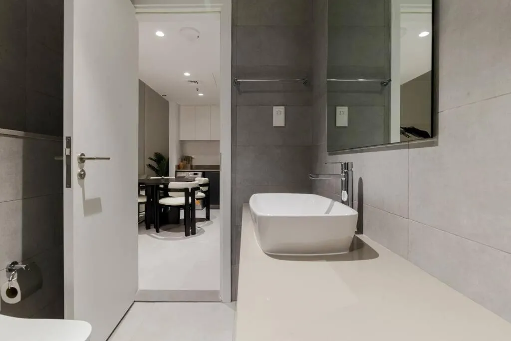 ⁨Sahab - courtyard view 1BR⁩ — صورة 40
