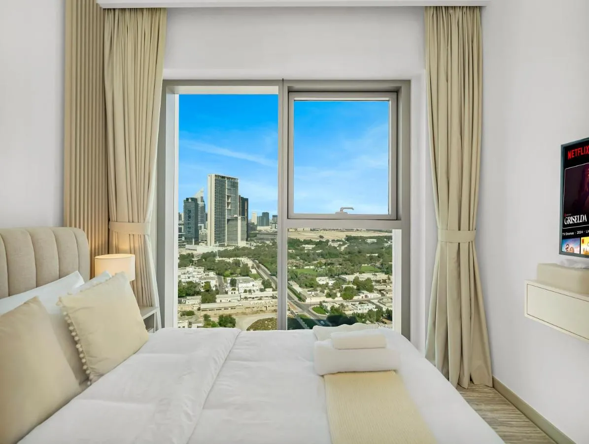 ⁨Blissful Stays - Luxury Two Bedroom Apartment at Downtown Views II- 5 min walk to Dubai Mall, Burj Khalifa with Infinity Pool⁩ — صورة 20
