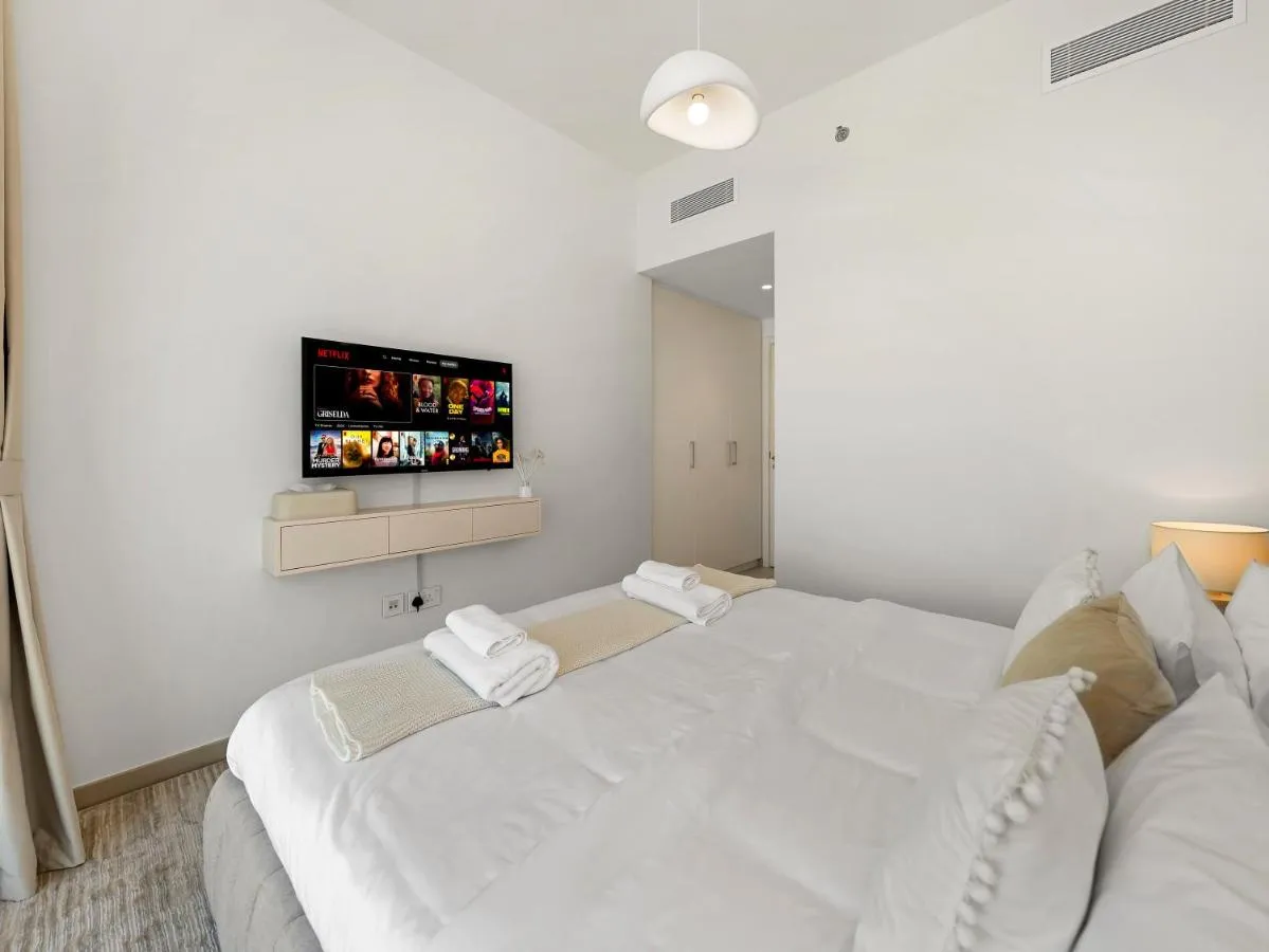 ⁨Blissful Stays - Luxury Two Bedroom Apartment at Downtown Views II- 5 min walk to Dubai Mall, Burj Khalifa with Infinity Pool⁩ — صورة 19