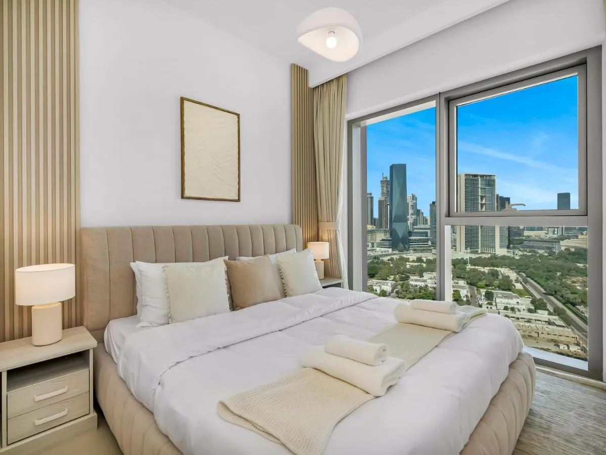 ⁨Blissful Stays - Luxury Two Bedroom Apartment at Downtown Views II- 5 min walk to Dubai Mall, Burj Khalifa with Infinity Pool⁩ — صورة 5