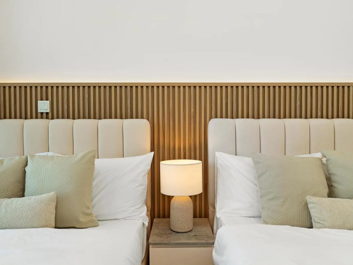 ⁨Blissful Stays - Luxury Two Bedroom Apartment at Downtown Views II- 5 min walk to Dubai Mall, Burj Khalifa with Infinity Pool⁩ — صورة 29