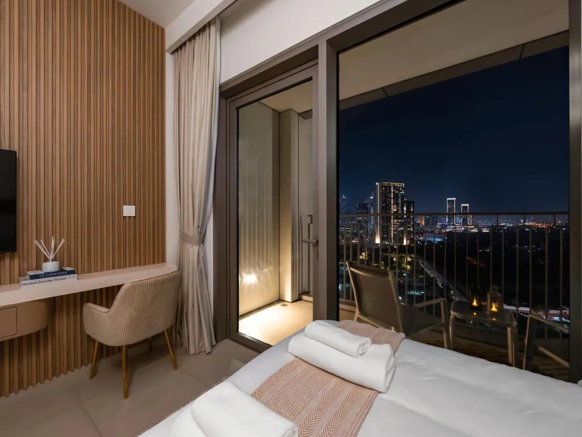 ⁨Blissful Stays - Luxury Two Bedroom Apartment at Downtown Views II- 5 min walk to Dubai Mall, Burj Khalifa with Infinity Pool⁩ — صورة 17