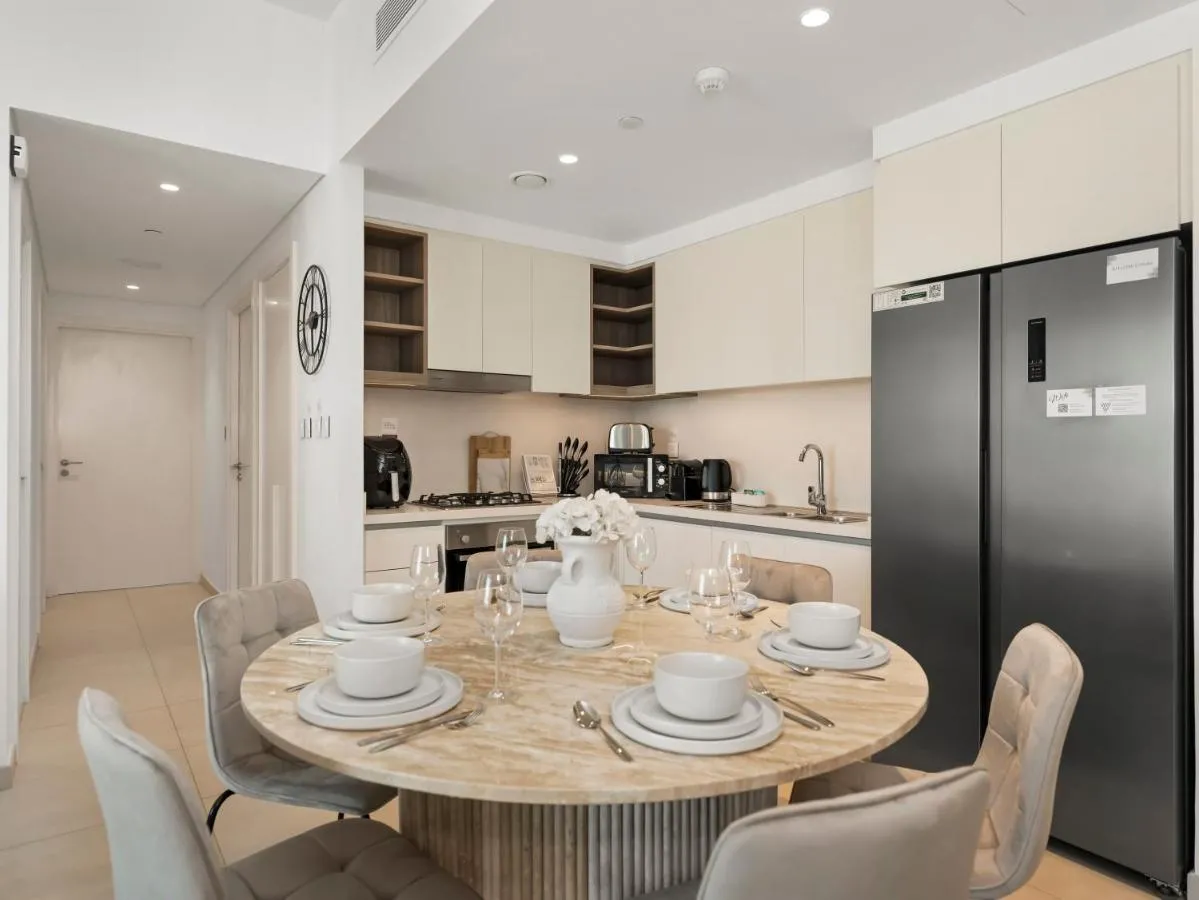 ⁨Blissful Stays - Luxury Two Bedroom Apartment at Downtown Views II- 5 min walk to Dubai Mall, Burj Khalifa with Infinity Pool⁩ — صورة 6