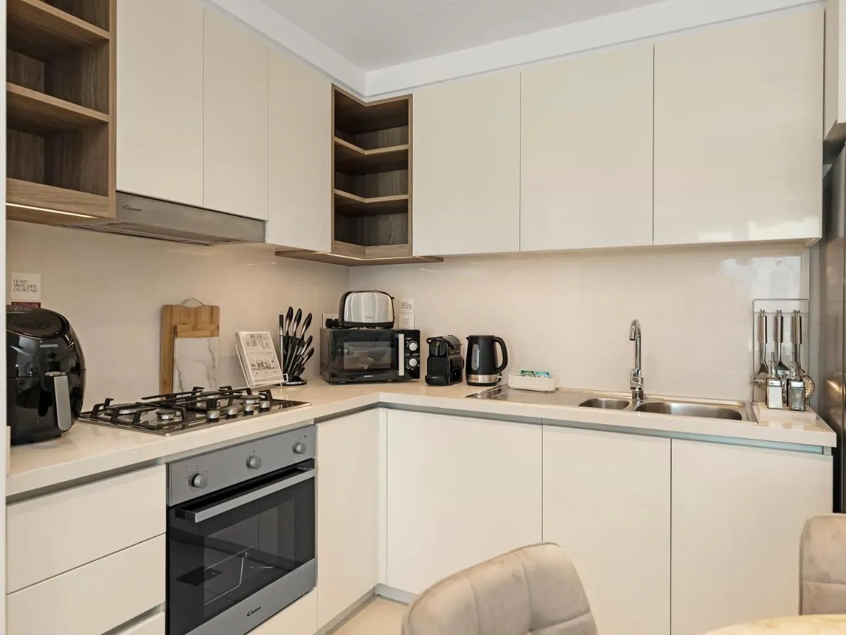 ⁨Blissful Stays - Luxury Two Bedroom Apartment at Downtown Views II- 5 min walk to Dubai Mall, Burj Khalifa with Infinity Pool⁩ — صورة 26