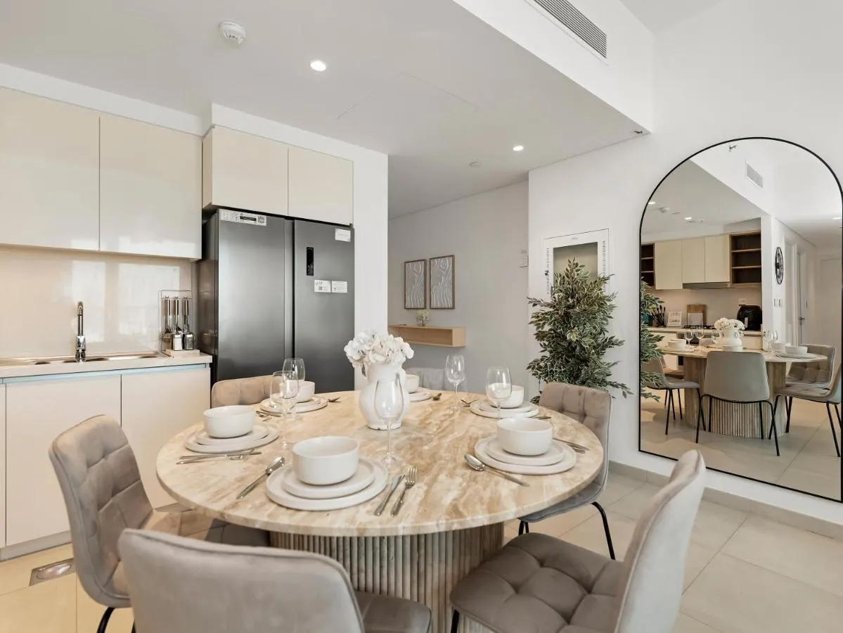 ⁨Blissful Stays - Luxury Two Bedroom Apartment at Downtown Views II- 5 min walk to Dubai Mall, Burj Khalifa with Infinity Pool⁩ — صورة 31