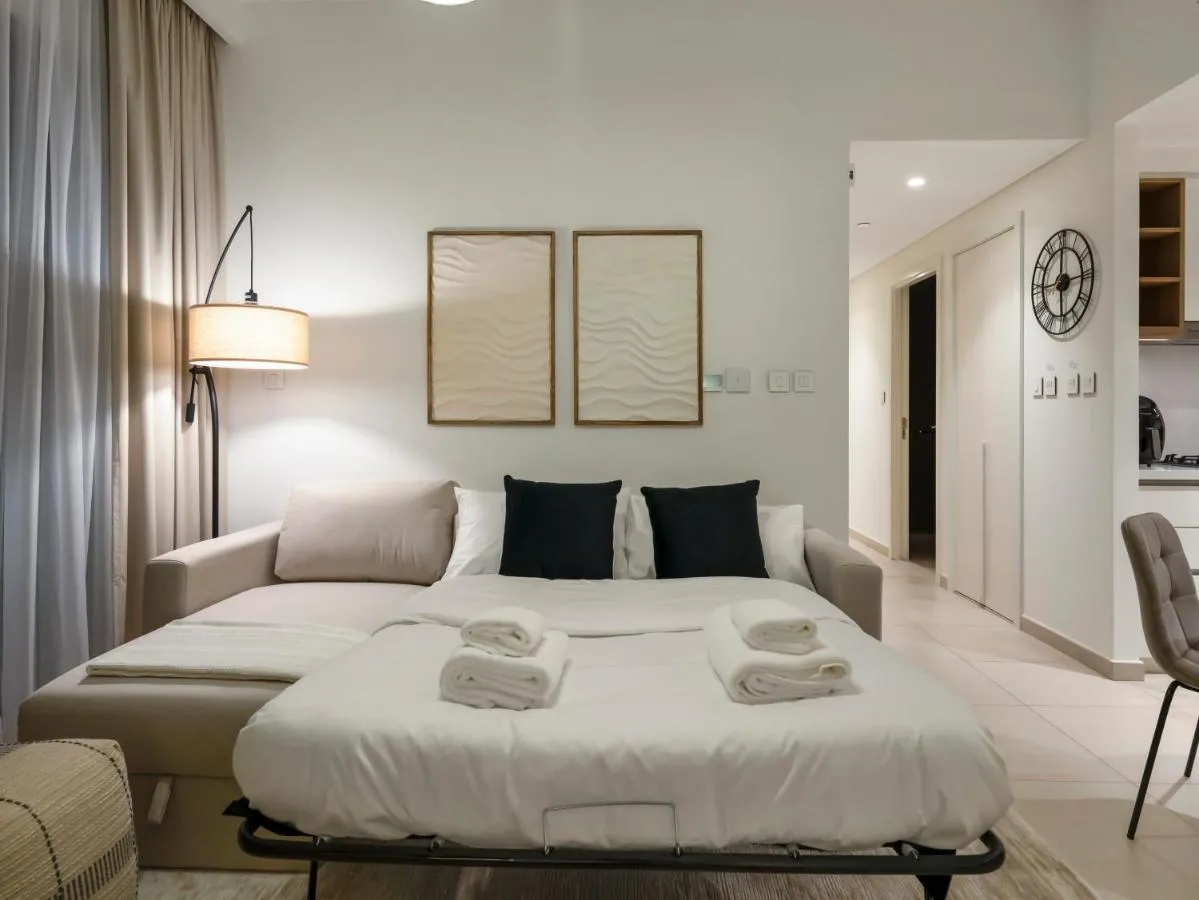 ⁨Blissful Stays - Luxury Two Bedroom Apartment at Downtown Views II- 5 min walk to Dubai Mall, Burj Khalifa with Infinity Pool⁩ — صورة 14