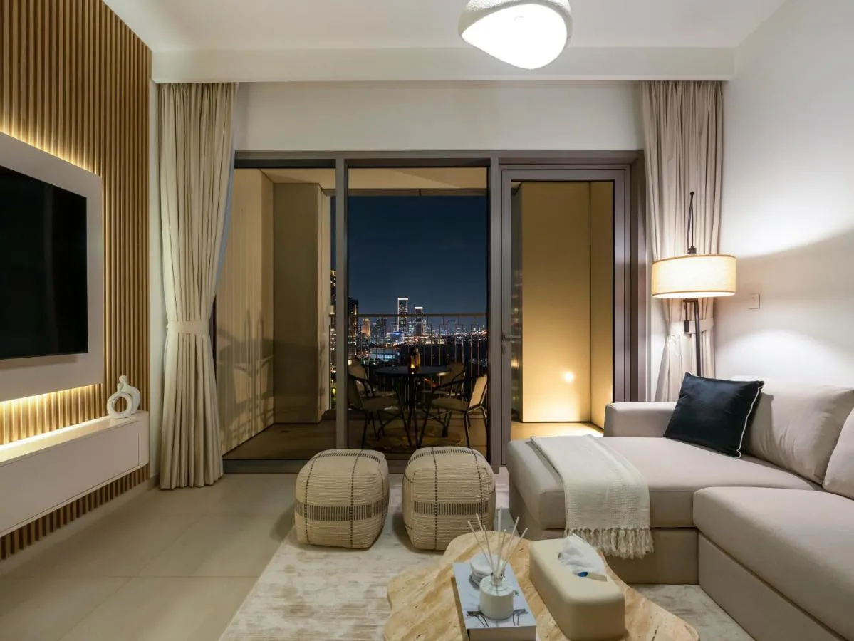 ⁨Blissful Stays - Luxury Two Bedroom Apartment at Downtown Views II- 5 min walk to Dubai Mall, Burj Khalifa with Infinity Pool⁩ — صورة 38