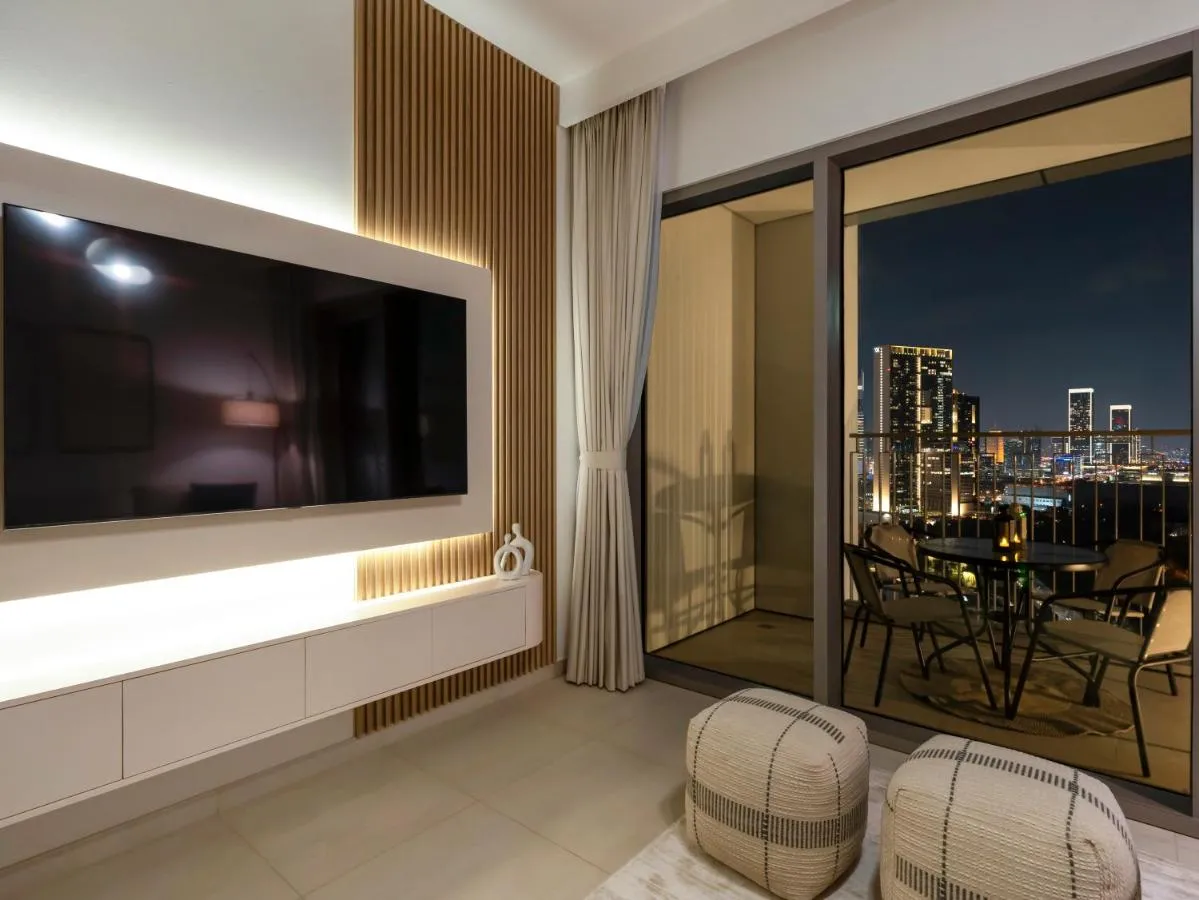 ⁨Blissful Stays - Luxury Two Bedroom Apartment at Downtown Views II- 5 min walk to Dubai Mall, Burj Khalifa with Infinity Pool⁩ — صورة 34