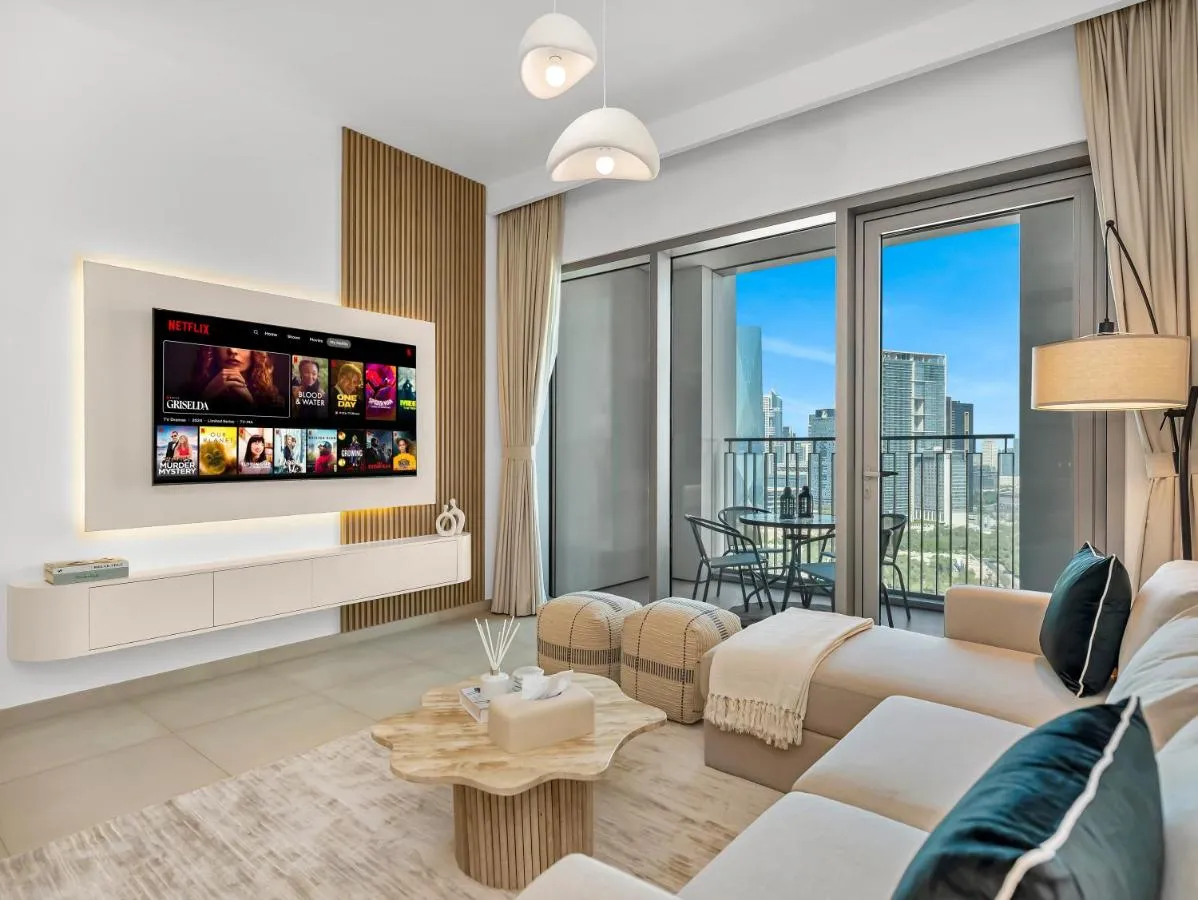 ⁨Blissful Stays - Luxury Two Bedroom Apartment at Downtown Views II- 5 min walk to Dubai Mall, Burj Khalifa with Infinity Pool⁩ — صورة 13