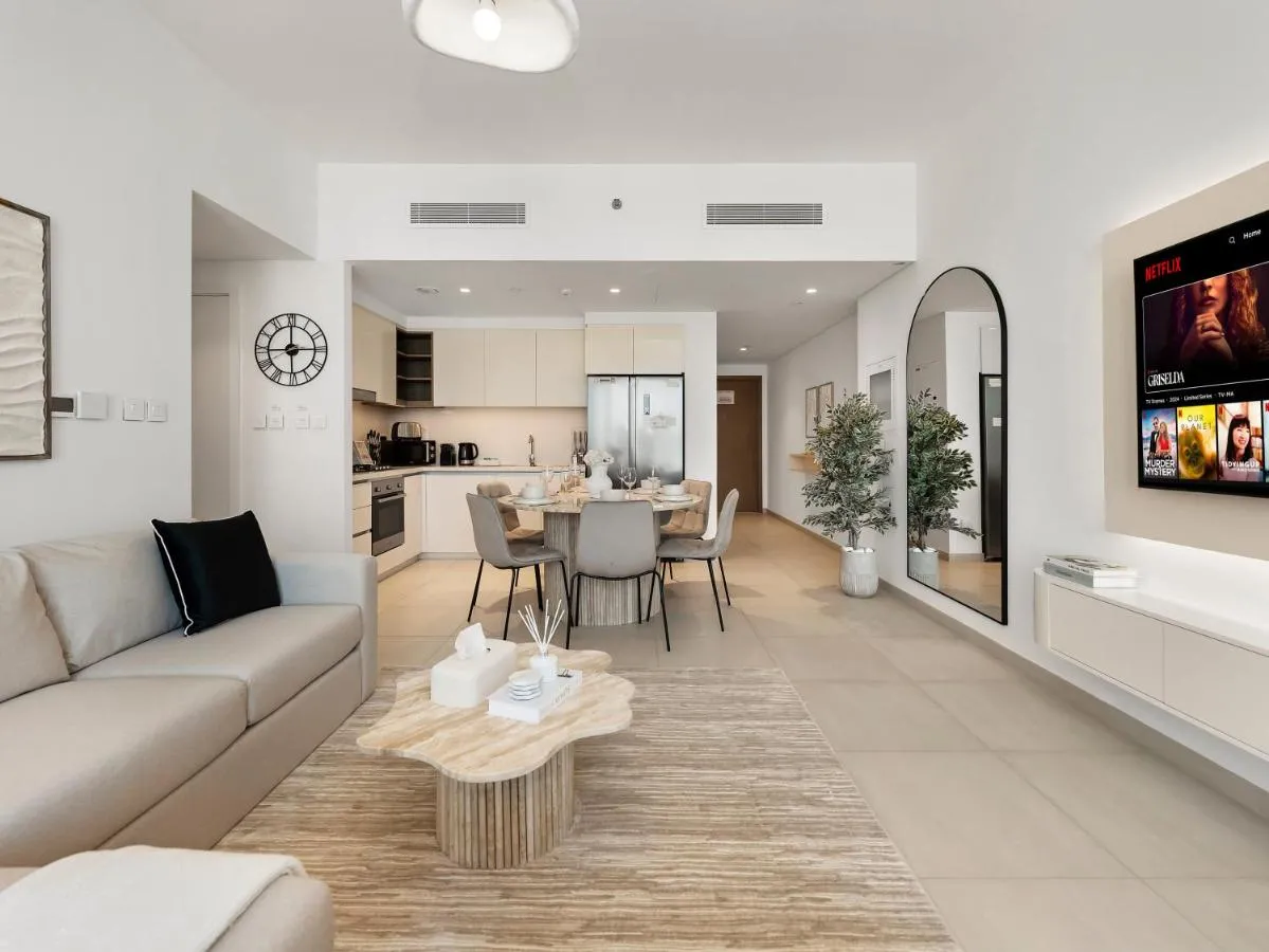 ⁨Blissful Stays - Luxury Two Bedroom Apartment at Downtown Views II- 5 min walk to Dubai Mall, Burj Khalifa with Infinity Pool⁩ — صورة 39