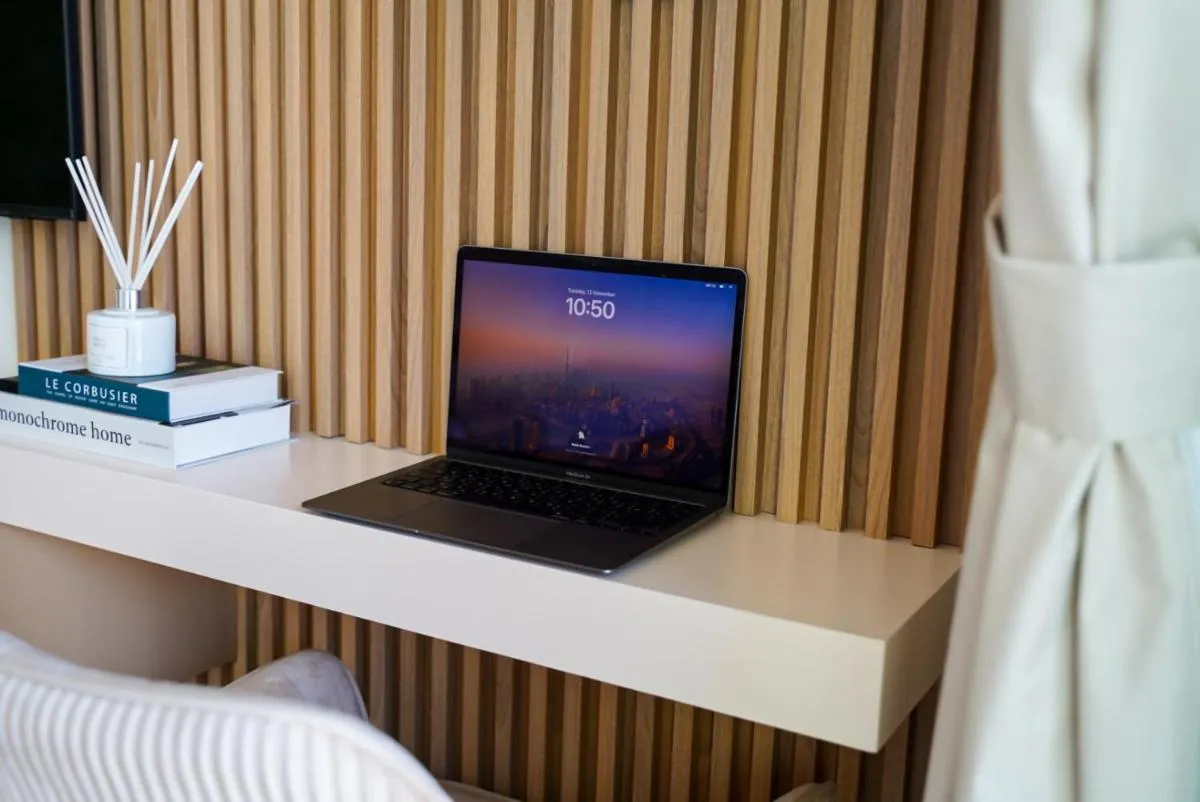⁨Blissful Stays - Luxury Two Bedroom Apartment at Downtown Views II- 5 min walk to Dubai Mall, Burj Khalifa with Infinity Pool⁩ — صورة 48