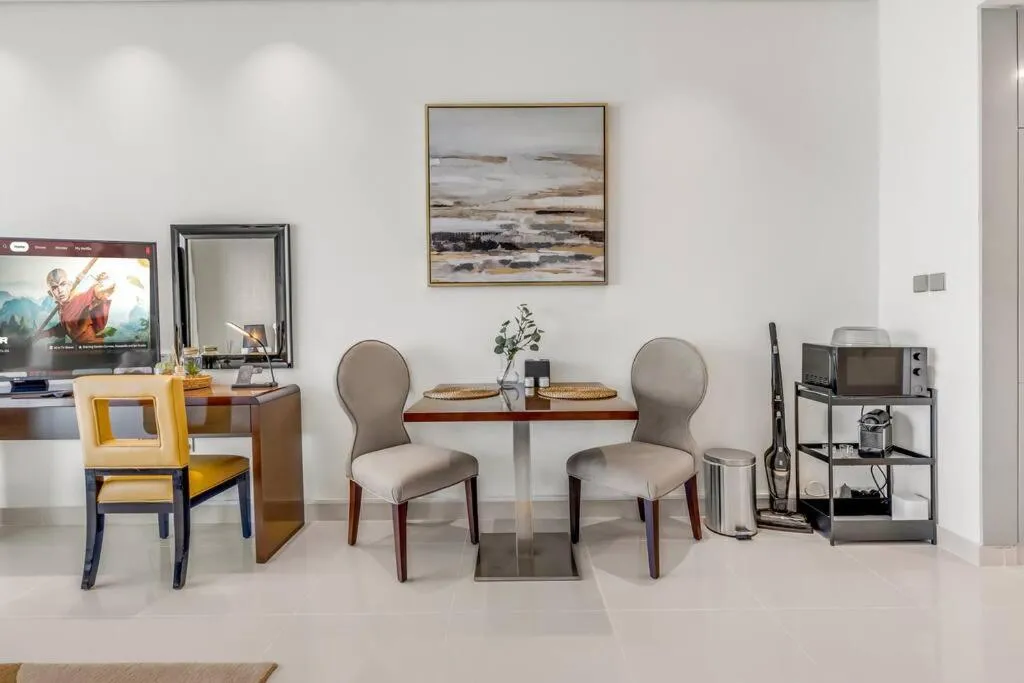 Waves - Stylish Studio with Balcony in Dubai South — صورة 4